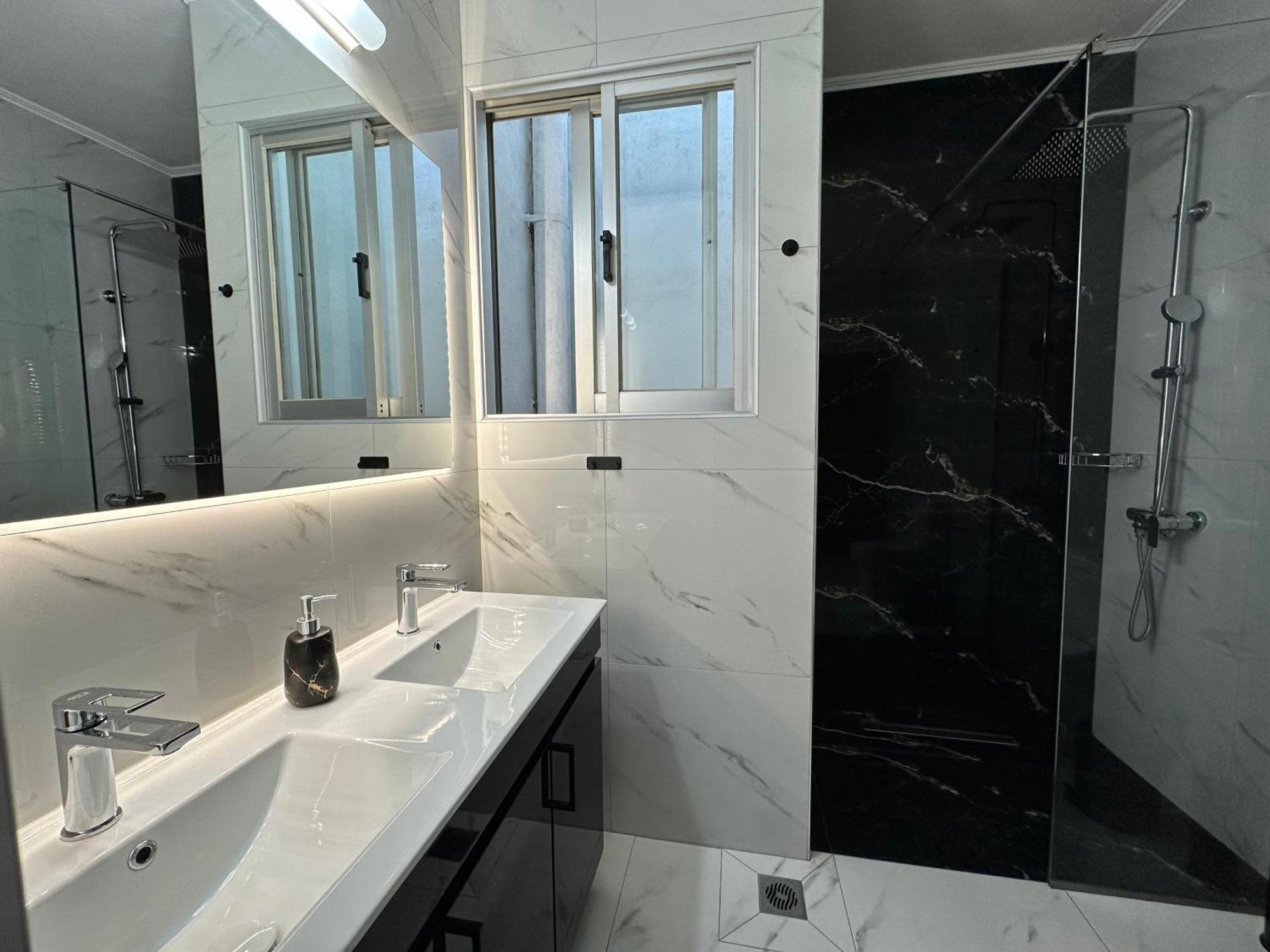 W Pearl Suite Néa Péramos Exteriör bild